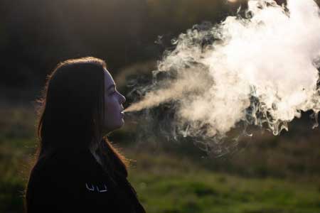 Chica vapeando Chica vapeando