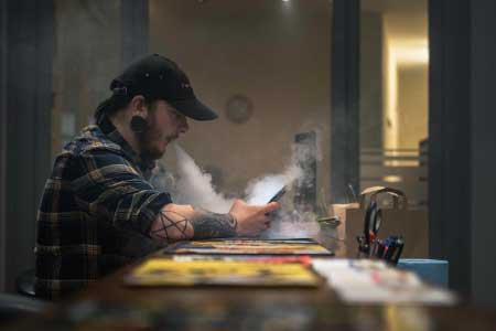 Chico con vaper