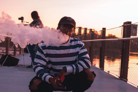 Hombre vapeando