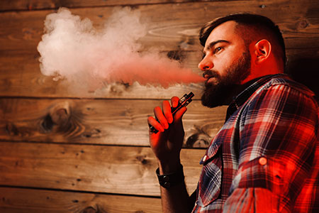 Hombre vapeando