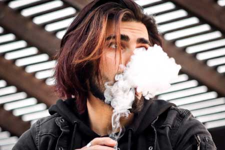 Joven vapeando Joven vapeando