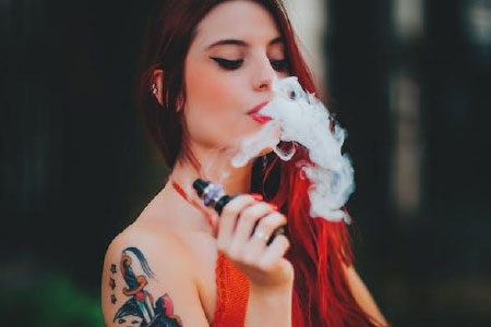 chica vapeando