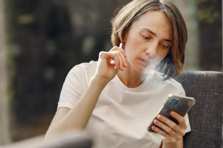 Mujer con vaper