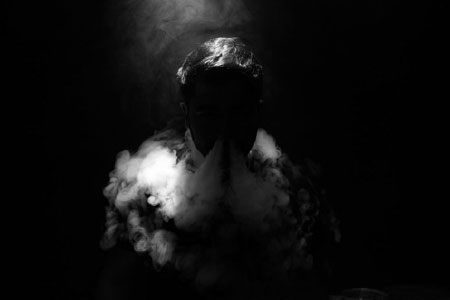 Hombre vapeando