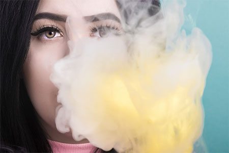 Chica vapeando