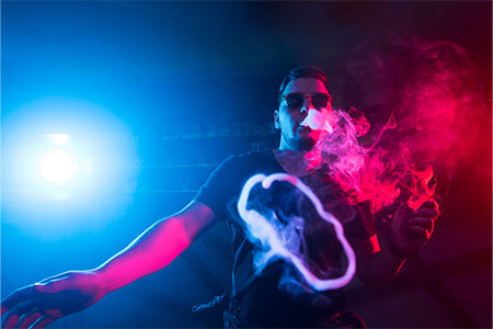 Hombre vapeando