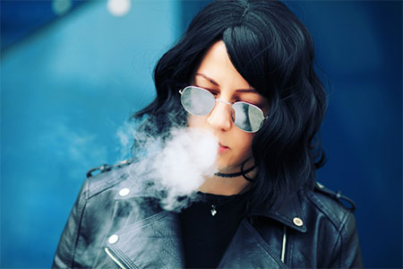 Mujer vapeando