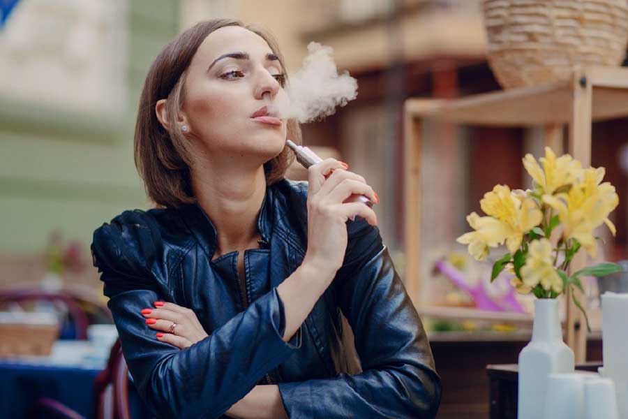 Vapeando chica