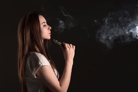 Chica vapeando