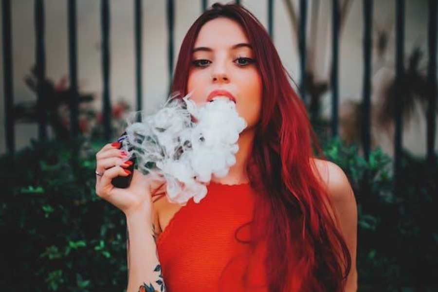 chica con vaper