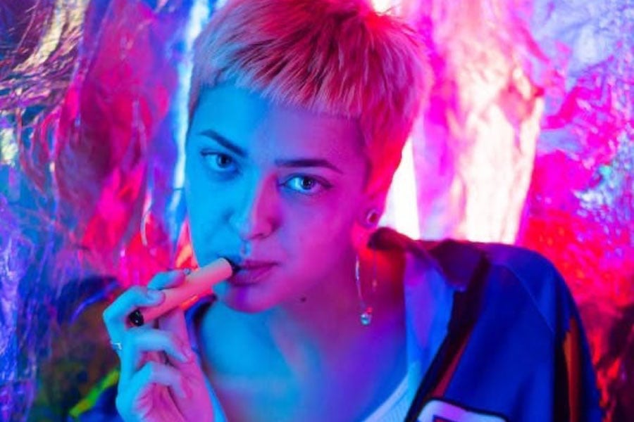 Chica vapeando