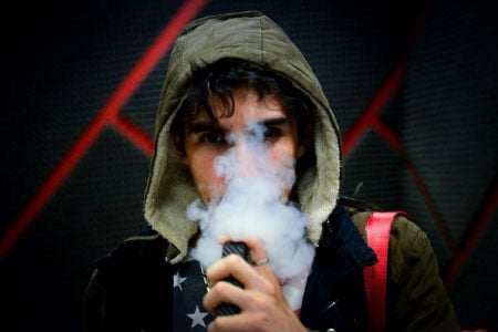Chico vapeando