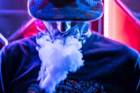 Hombre vapeando