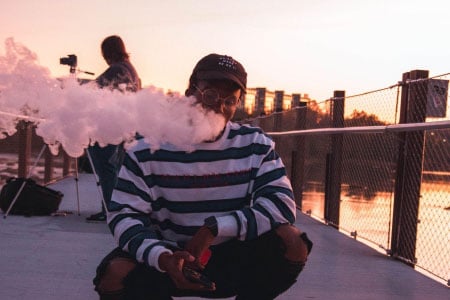 Hombre vapeando