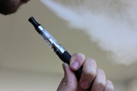 hombre vapeando