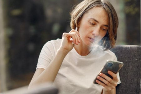 Mujer con vaper