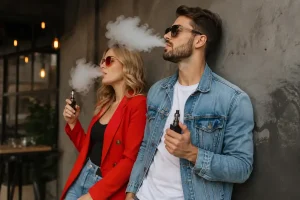 Persona vapeando con un cigarrillo electrónico de tipo pod